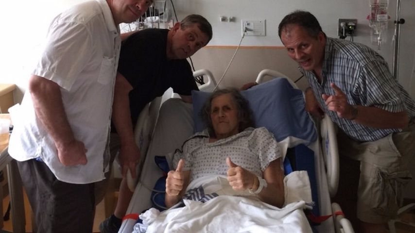 Smith Hart im Krankenbett mit seinen Brüdern Bret und Ross und seinem Neffen Dal