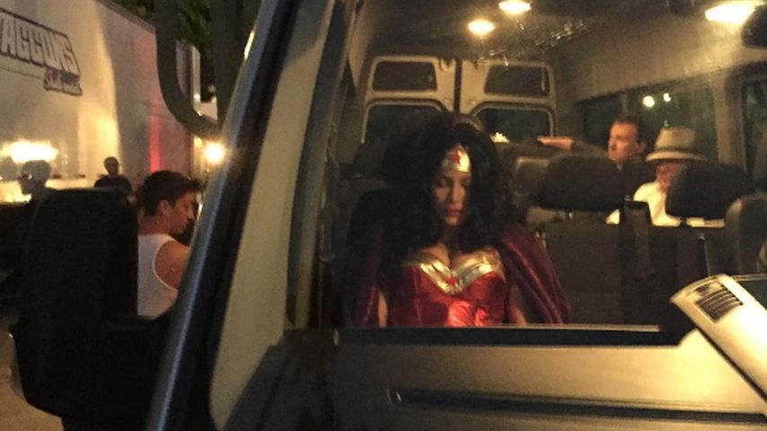 Sofia Vergara wartet im Superheldenkostüm in einem Van