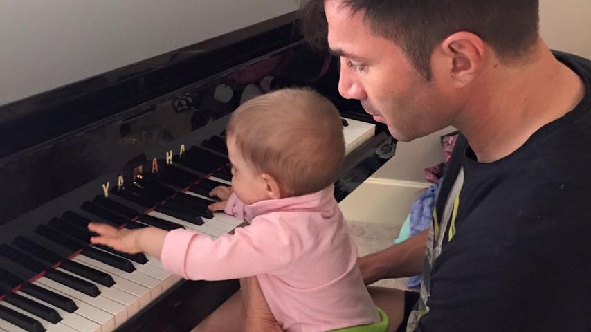 Sophia Cordalis und Lucas Cordalis am heimischen Klavier