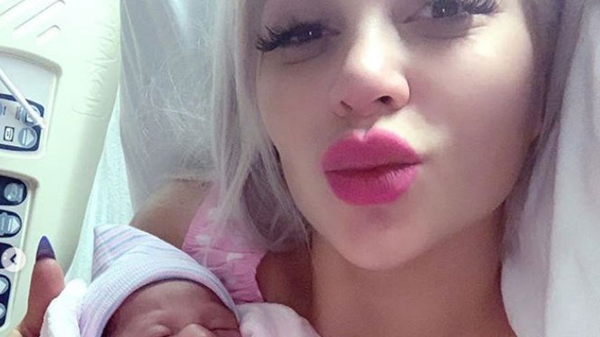 Kleiner Wuschel: Sophia Vegas' Tochter hat schwarze Haare