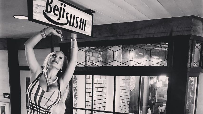 Sophia Wollersheim vor ihrem Restaurant BeJi Sushi