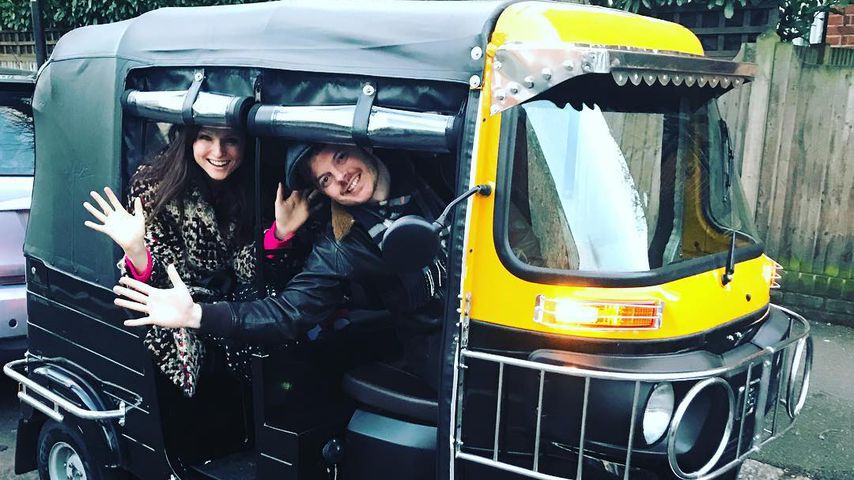 Sophie Ellis-Bextor und Richard Jones in ihrem Tuk Tuk