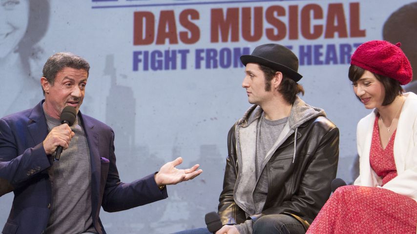 Sylvester Stallone und zwei Darsteller des Musicals "Rocky"