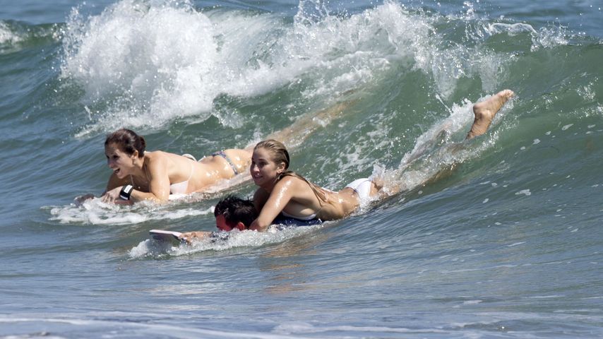 Taylor Lautner mit einer unbekannten Lady im Meer in Malibu