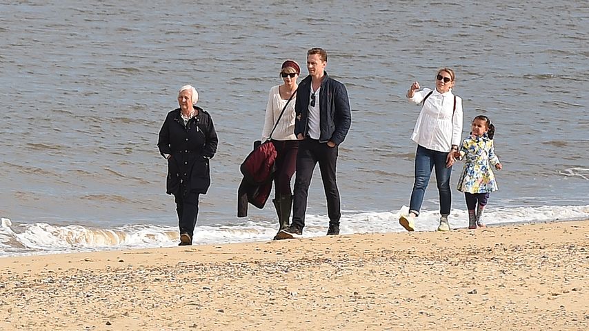 Diana Hiddleston, Taylor Swift und Tom Hiddleston am Strand nahe Lowestoft