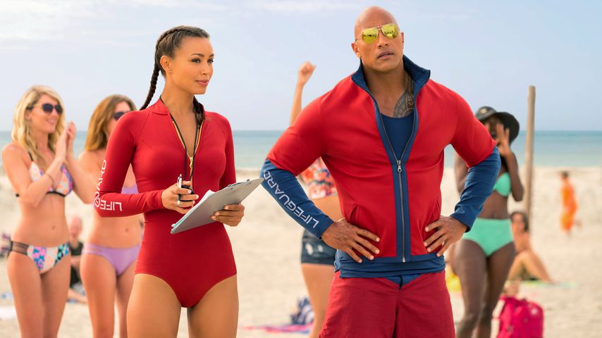 Dwayne Johnson und Ilfenesh Hadera in "Baywatch"