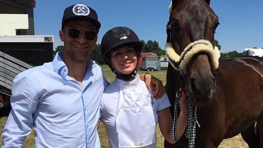 Thomas Müller mit seiner Frau Lisa bei einem Reitturnier