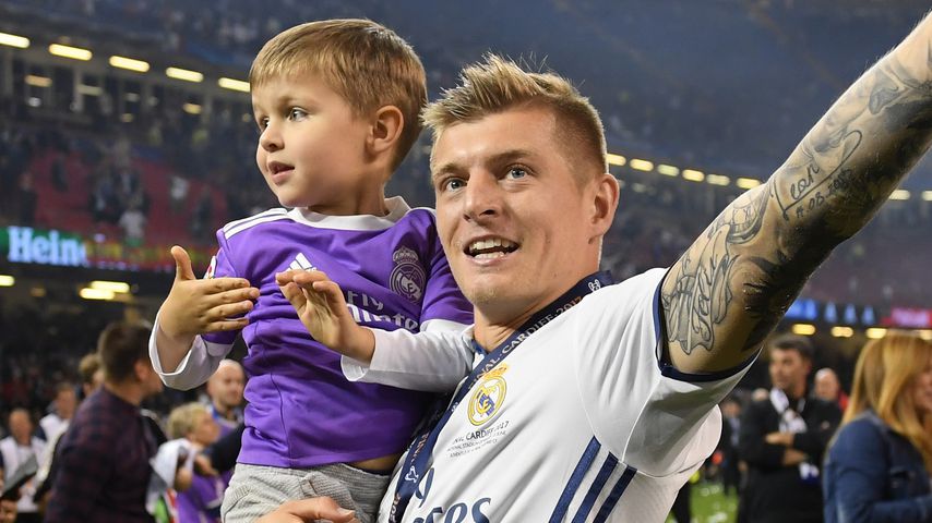 Toni Kroos mit seinem Sohn beim Champions-League-Finale 2017