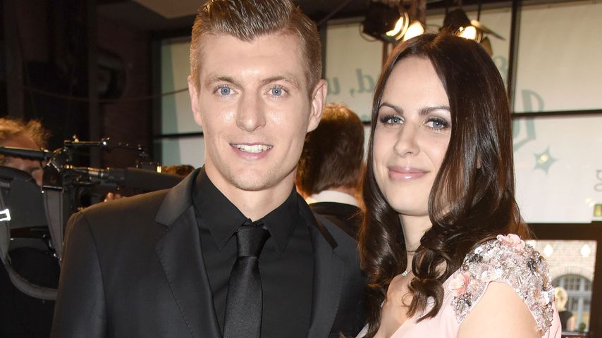 Toni Kroos mit seiner Frau Jessica während seiner Spenden-Gala