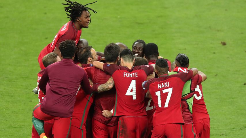 Torjubel um Eder im EM-Finale Portugal gegen Frankreich bei der Fussball-EM in Saint-Denis