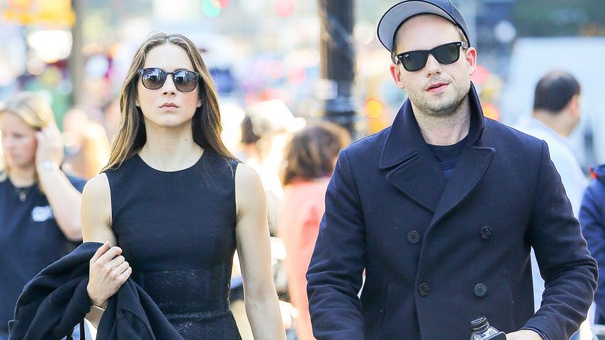 Troian Bellisario und ihr Verlobter Patrick J. Adams an Troians Geburtstag am Broadway