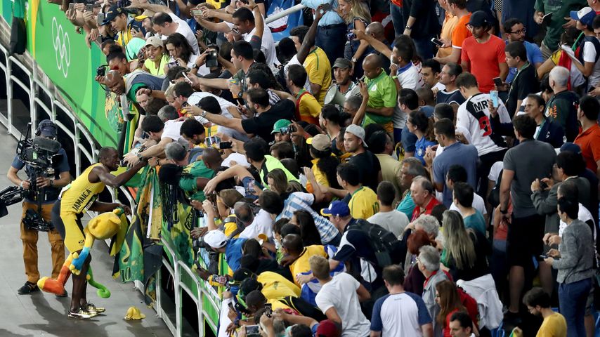 Usain Bolt (l.) feiert mit den Fans