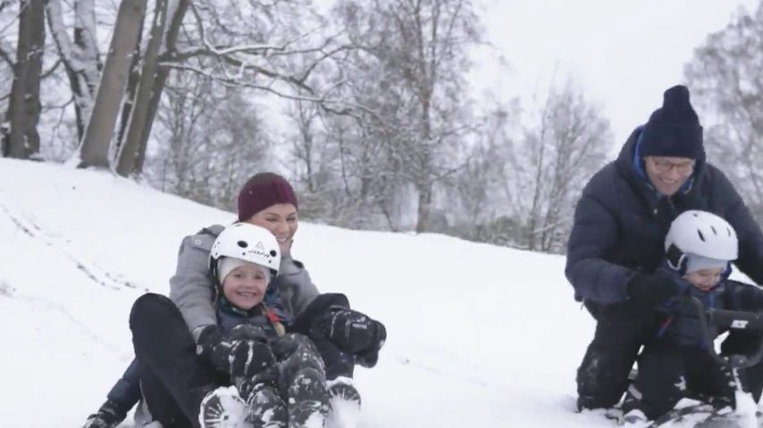 Süßes Schnee-Video: Hier fahren Estelle & Oscar Schlitten!