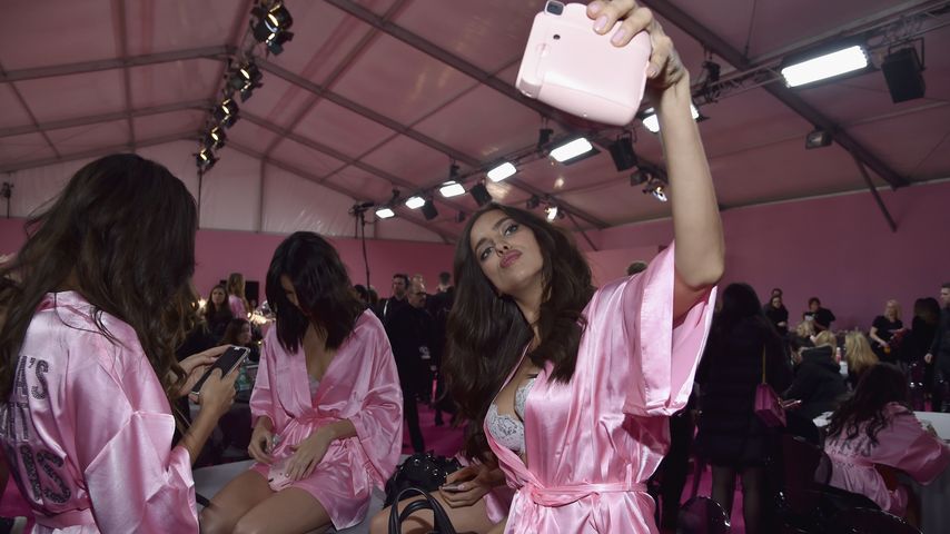Irina Shayk beim Posieren für ein Backstage-Foto auf der "Victoria's Secret Fashion Show" in Paris