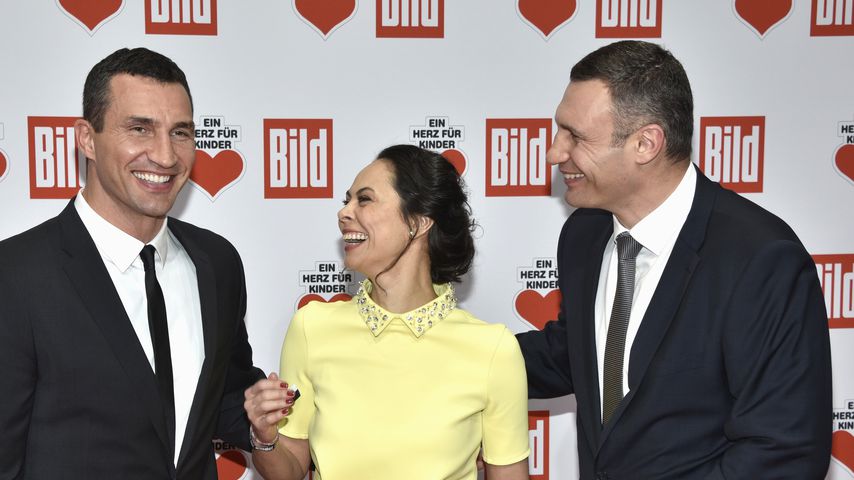 Wladimir Klitschko, Natalia Klitschko und Vitali Klitschko bei der "Ein Herz für Kinder"-Gala 2016