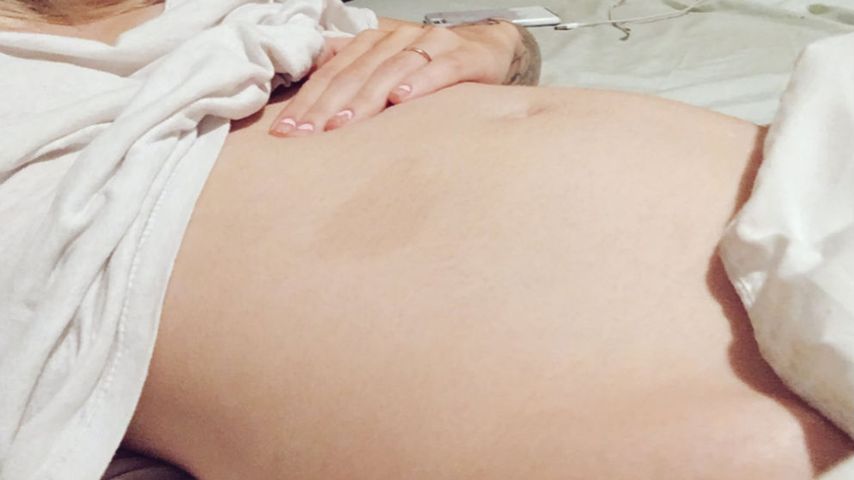 Der "Schwangerschaftsbauch" von Acacia Brinley