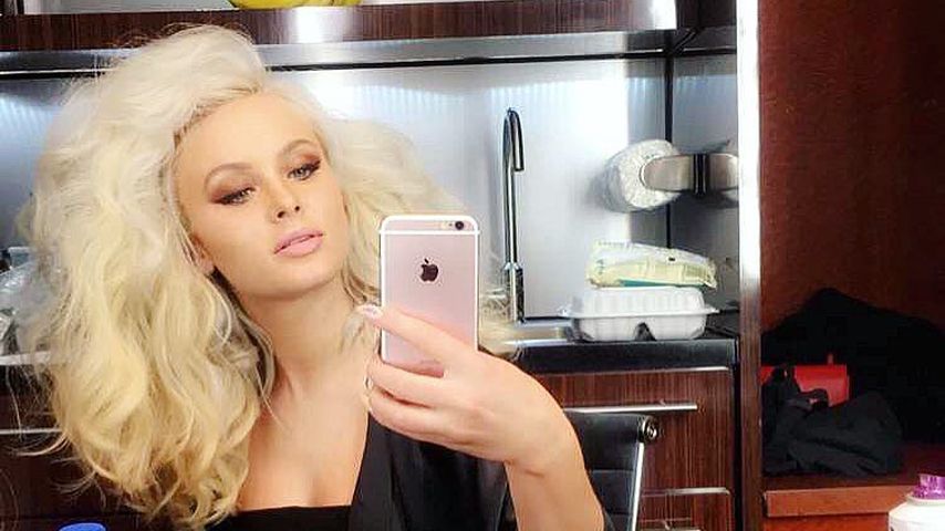 Zara Larsson beim Styling für einen Videodreh