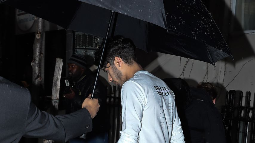 Zayn Malik trägt den Regenschirm nicht selbst