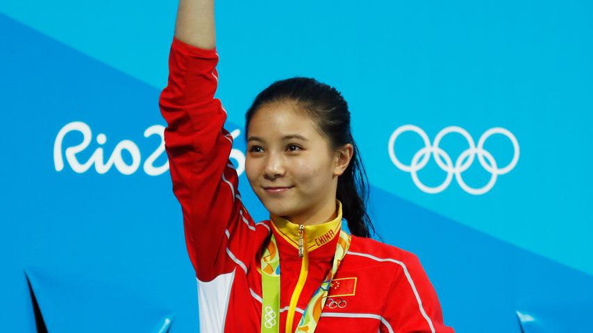 He Zi während der Siegerehrung bei Olympia 2016