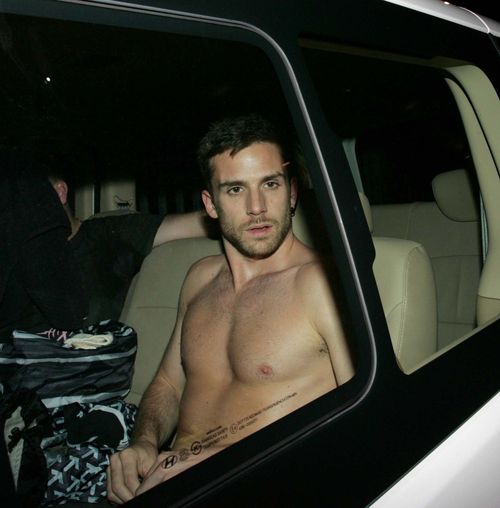 guy-berryman-oben-ohne.jpg