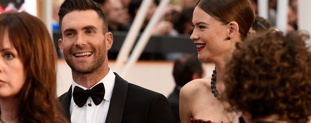 Adam Levine und Behati Prinsloo bei ihrer Ankunft zur Oscarverleihung 2015 Adam Levine und Behati Prinsloo bei ihrer Ankunft zur Oscarverleihung 2015