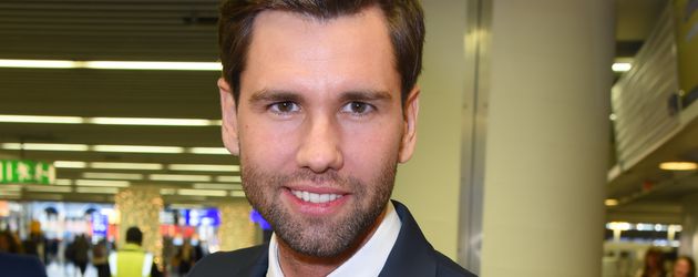 Alexander "Honey" Keen am Frankfurter Flughafen vor dem Abflug ins Dschungelcamp 2017 Alexander "Honey" Keen am Frankfurter Flughafen vor dem Abflug ins Dschungelcamp 2017
