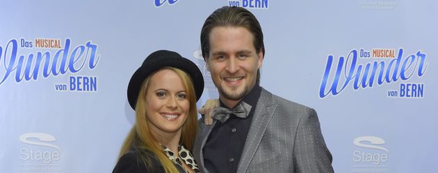 Alexander Klaws und Freundin Nadja Scheiwiller bei der Premiere von "Das Wunder von Bern" in Hamburg Alexander Klaws und Freundin Nadja Scheiwiller bei der Premiere von "Das Wunder von Bern" in Hamburg