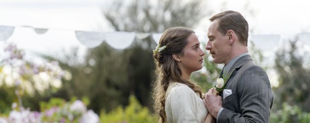 Alicia Vikander und Michael Fassbender in einer Szene von " The Light Between Oceans" Alicia Vikander und Michael Fassbender in einer Szene von " The Light Between Oceans"