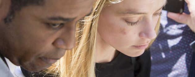 Amber Heard mit ihrer angeblich von Johnny Depp zugefügter Verletzung Amber Heard mit ihrer angeblich von Johnny Depp zugefügter Verletzung