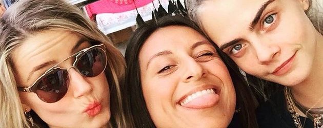Amber Heard und Cara Delevingne mit Verkäuferin des Melrose Trading Post Market Amber Heard und Cara Delevingne mit Verkäuferin des Melrose Trading Post Market