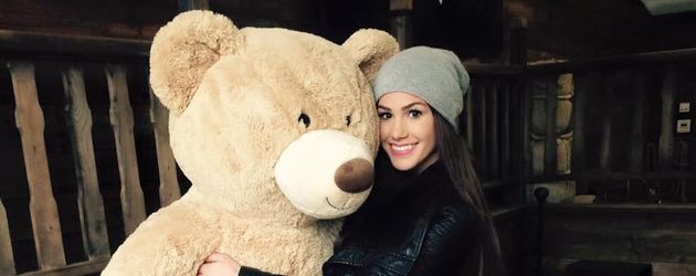 Angelina Heger mit Riesenteddy im Heidepark Soltau Angelina Heger mit Riesenteddy im Heidepark Soltau