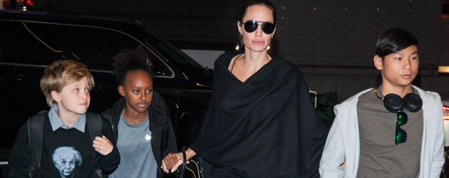 Angelina Jolie mit ihren Kindern Shiloh, Zahara und Pax Angelina Jolie mit ihren Kindern Shiloh, Zahara und Pax