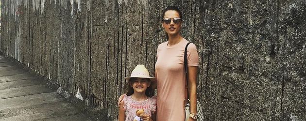 Anja und Alessandra Ambrosio vor der Berliner Mauer Anja und Alessandra Ambrosio vor der Berliner Mauer