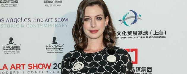Anne Hathaway während der Los Angeles Fine Art Show 2016 Anne Hathaway während der Los Angeles Fine Art Show 2016