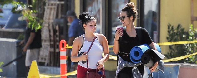 Ariel Winter mit einer Freundin beim Verlassen der Yoga-Stunde in Los Angeles Ariel Winter mit einer Freundin beim Verlassen der Yoga-Stunde in Los Angeles