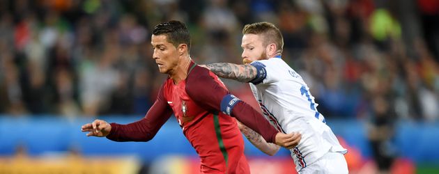 Cristiano Ronaldo und Aron Gunnarsson beim EM-Spiel POR-ISL Cristiano Ronaldo und Aron Gunnarsson beim EM-Spiel POR-ISL