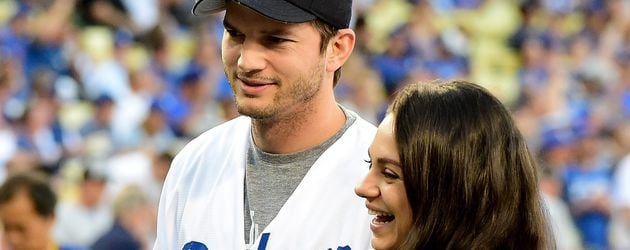 Ashton Kutcher und Mila Kunis beim Baseball in Los Angeles Ashton Kutcher und Mila Kunis beim Baseball in Los Angeles