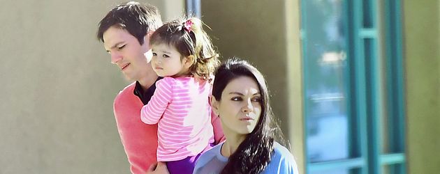 Ashton Kutcher und Mila Kunis mit Tochter Wyatt in Kalifornien Ashton Kutcher und Mila Kunis mit Tochter Wyatt in Kalifornien