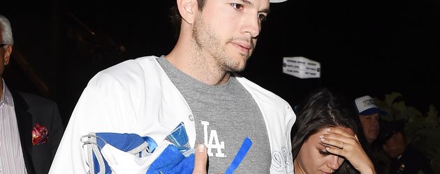 Ashton Kutcher und Mila Kunis beim Dodgers vs Chicago - Baseballspiel Ashton Kutcher und Mila Kunis beim Dodgers vs Chicago - Baseballspiel