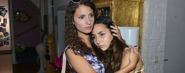 Ayla (Nadine Menz) und Selma (Rona Özkan) Ayla (Nadine Menz) und Selma (Rona Özkan)