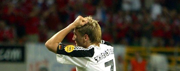 Bastian Schweinsteiger mit Iro-Frisur bei der EM 2004 im Spiel gegen Tschechien Bastian Schweinsteiger mit Iro-Frisur bei der EM 2004 im Spiel gegen Tschechien