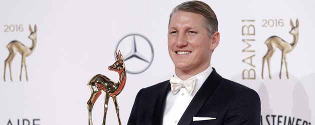 Bastian Schweinsteiger mit seinem Bambi Bastian Schweinsteiger mit seinem Bambi