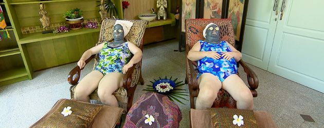 Beate und Irene bei Beauty-Behandlung in Thailand Beate und Irene bei Beauty-Behandlung in Thailand