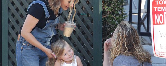 Beverley Mitchell mit ihrer Tochter Kenzie in Los Angeles Beverley Mitchell mit ihrer Tochter Kenzie in Los Angeles