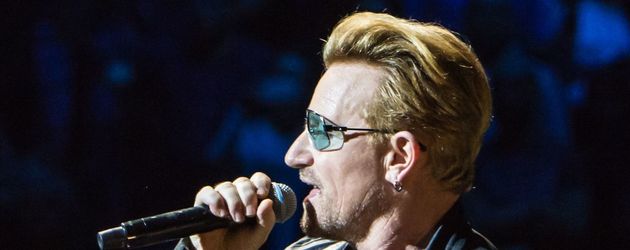 Bono bei einem Konzert in Paris Bono bei einem Konzert in Paris