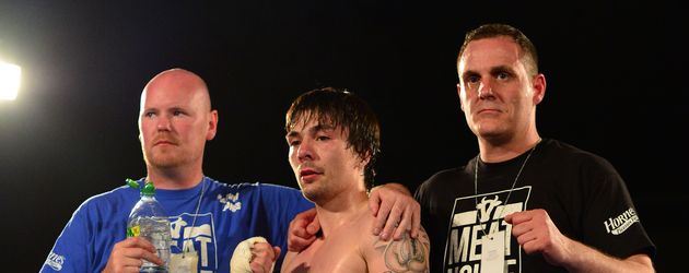 Boxer Mike Towell (m.) nach einem erfolgreichen Kampf Boxer Mike Towell (m.) nach einem erfolgreichen Kampf
