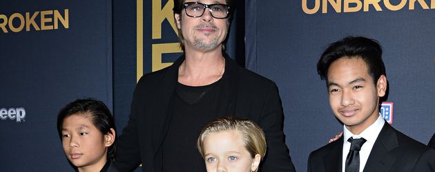 Brad Pitt mit seinen drei Kindern Pax, Shiloh und Maddox im Dezember 2014 Brad Pitt mit seinen drei Kindern Pax, Shiloh und Maddox im Dezember 2014