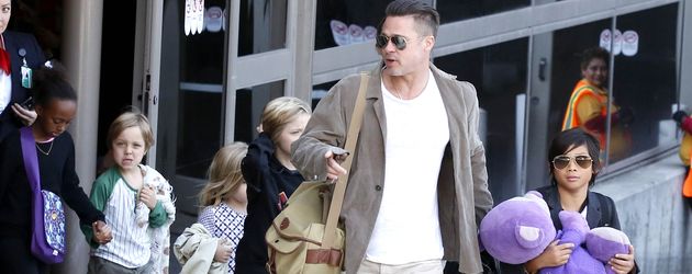 Brad Pitt und seine Kinderschar am LAX Brad Pitt und seine Kinderschar am LAX