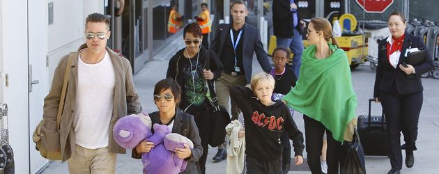 Angelina Jolie und Brad Pitt mit ihren Kids Angelina Jolie und Brad Pitt mit ihren Kids