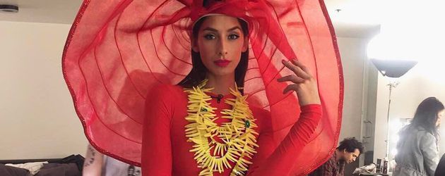 Brenda im bunten Outfit Brenda im bunten Outfit